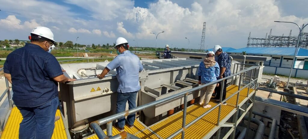Dissolved air flotation dan sea water reverse osmosis untuk desalinasi air laut di PIK II, Indonesia
