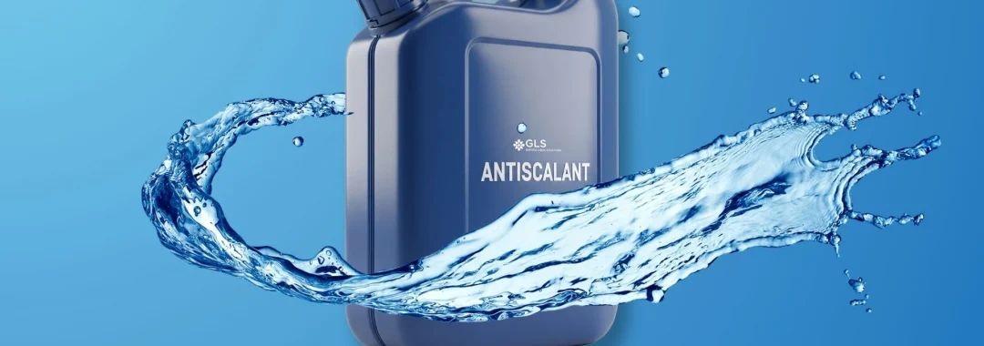 Gambar produk antiscalant membran RO terbaik dari PT. GLS dalam kemasan jeriken biru, dengan percikan air bersih yang dinamis melambangkan perlindungan membran dari kerak.