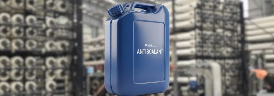 Kemasan 25 liter chemical antiscalant RO dari PT. GLS di depan instalasi sistem reverse osmosis industri, menekankan pentingnya dosis antiscalant RO tepat untuk mencegah kerak membran.