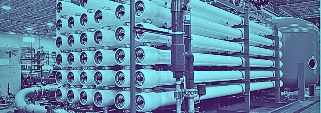 Instalasi industri modern yang menggunakan teknologi sistem reverse osmosis untuk pemurnian air skala besar.