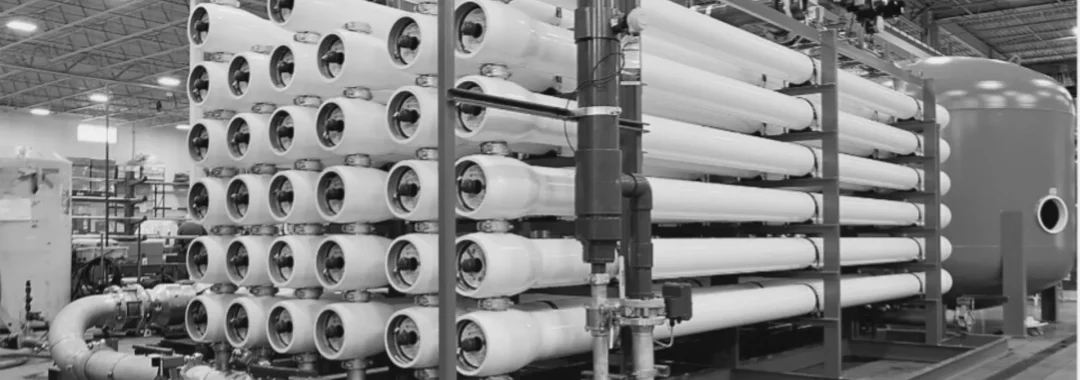 Sistem seawater treatment skala industri dari PT. GLS menggunakan teknologi Seawater Reverse Osmosis (SWRO) untuk desalinasi air laut.