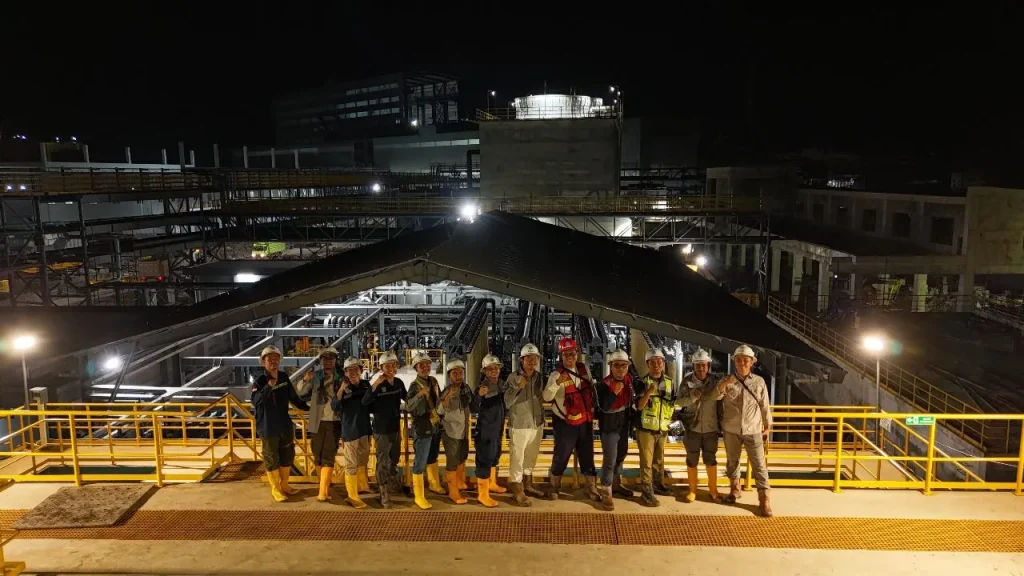 The joint project team from PT GLS and PT MMP pose for a photo at night, celebrating the successful completion of the 3x24-hour commissioning test of the new desalination plant at the industrial site.