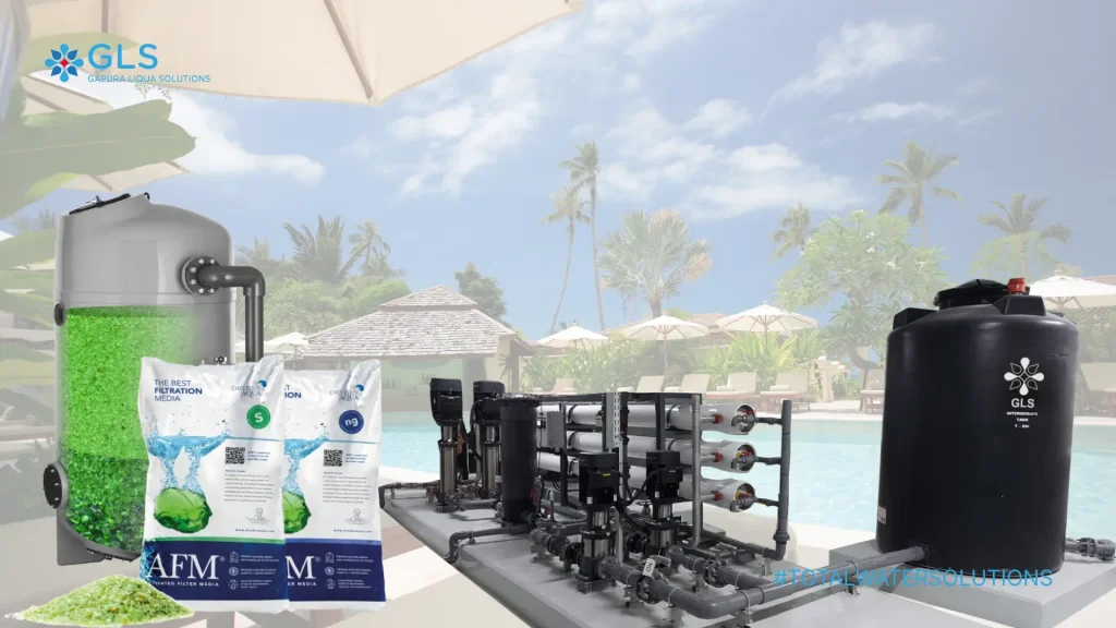Sistem filtrasi air komprehensif dari Gapura Liqua Solutions dengan logo GLS, termasuk filter hijau berisi media AFM, tandon air hitam berlogo GLS, dan rangkaian unit Reverse Osmosis di dekat kolam renang hotel yang cerah di Bali.