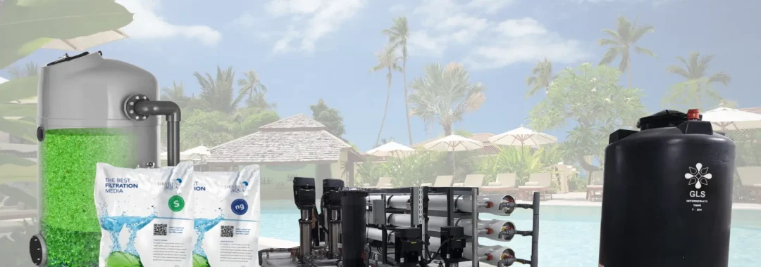 Sistem filtrasi air komprehensif dari Gapura Liqua Solutions dengan logo GLS, termasuk filter hijau berisi media AFM, tandon air hitam berlogo GLS, dan rangkaian unit Reverse Osmosis di dekat kolam renang hotel yang cerah di Bali.