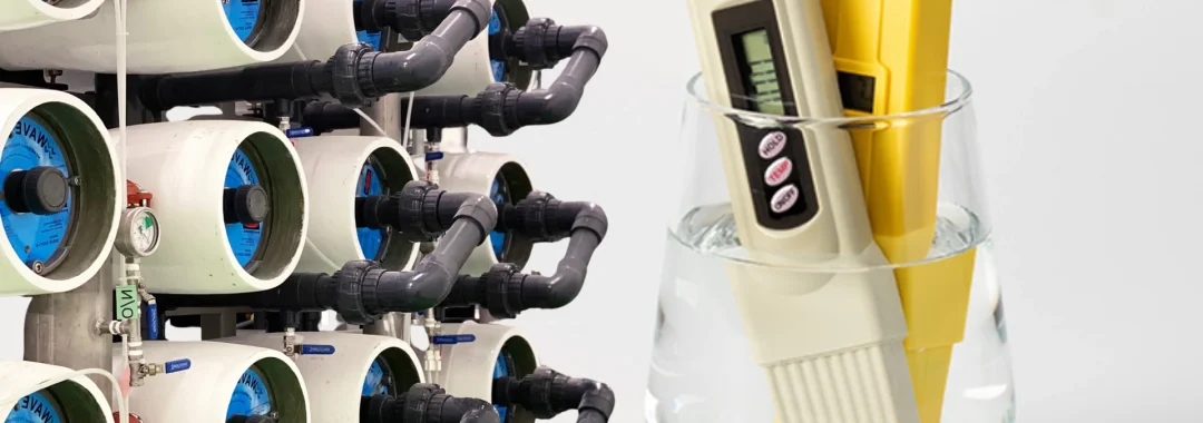 Sistem Reverse Osmosis dengan alat pengukur TDS air untuk menunjukkan efektivitas penurun TDS air pada pengolahan air bersih.