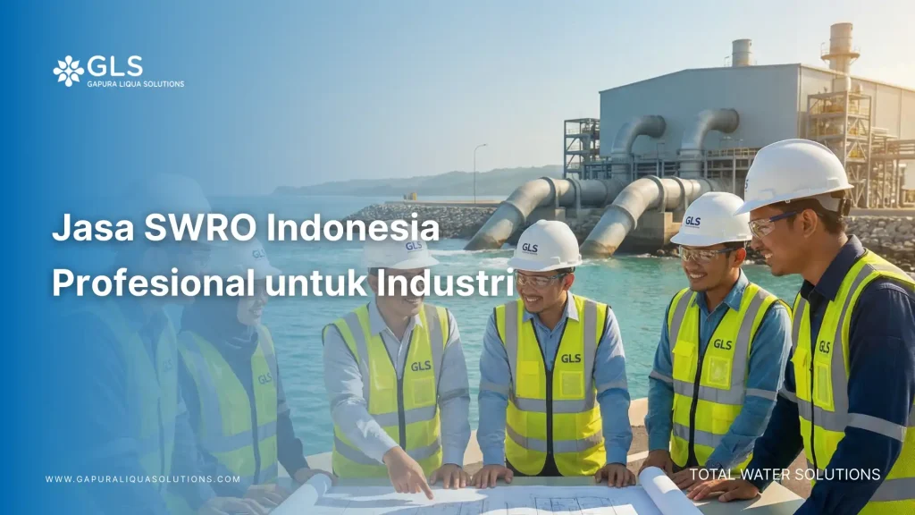 Tim teknisi memberikan jasa SWRO Indonesia profesional di lokasi pabrik tepi pantai.