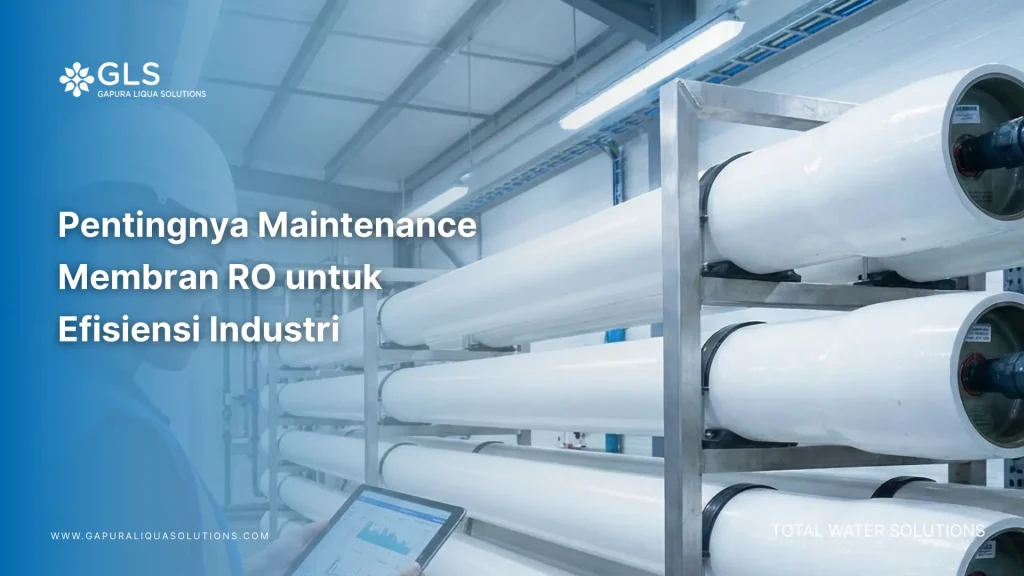 Teknisi industri melakukan maintenance membran RO dan pengecekan sistem desalinasi.