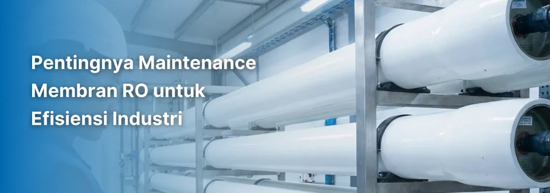 Teknisi industri melakukan maintenance membran RO dan pengecekan sistem desalinasi.