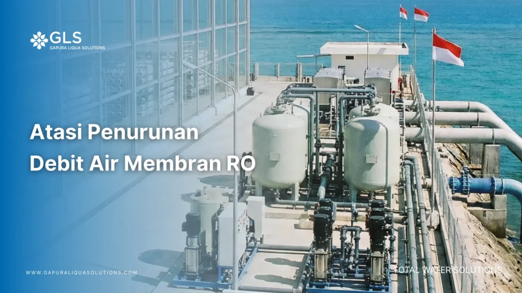 Insinyur utilitas sedang melakukan inspeksi pada tabung membran untuk mencari langkah atasi penurunan debit air pada instalasi filtrasi pabrik.
