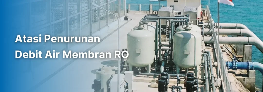 Insinyur utilitas sedang melakukan inspeksi pada tabung membran untuk mencari langkah atasi penurunan debit air pada instalasi filtrasi pabrik.