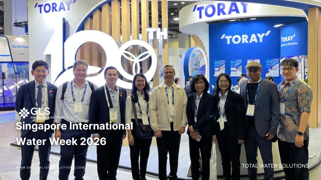 The PT. Gapura Liqua Solutions team attending Singapore International Water Week 2026, posing with global partners at the Toray exhibition booth to explore advanced reverse osmosis membrane technologies.