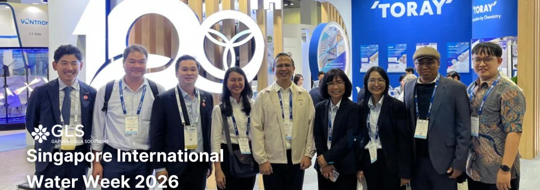The PT. Gapura Liqua Solutions team attending Singapore International Water Week 2026, posing with global partners at the Toray exhibition booth to explore advanced reverse osmosis membrane technologies.