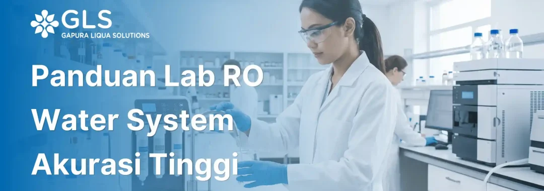 Peneliti laboratorium mengambil sampel air ultra-murni dari instalasi lab RO water system berteknologi tinggi rancangan PT. Gapura Liqua Solutions.