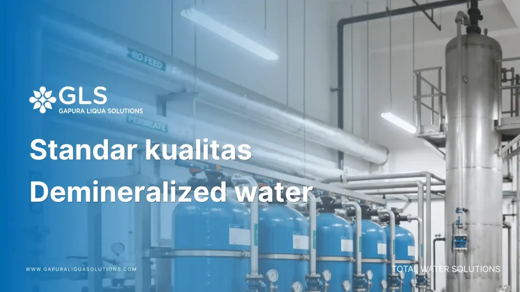 Teknisi ahli dari GLS sedang memantau panel kontrol sistem Reverse Osmosis dan degasifier untuk memastikan standar kualitas demineralized water tercapai di pabrik.