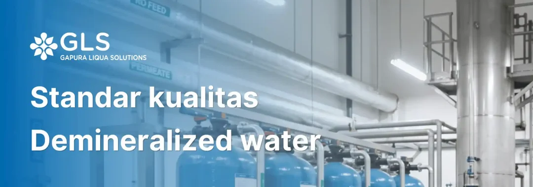 Teknisi ahli dari GLS sedang memantau panel kontrol sistem Reverse Osmosis dan degasifier untuk memastikan standar kualitas demineralized water tercapai di pabrik.