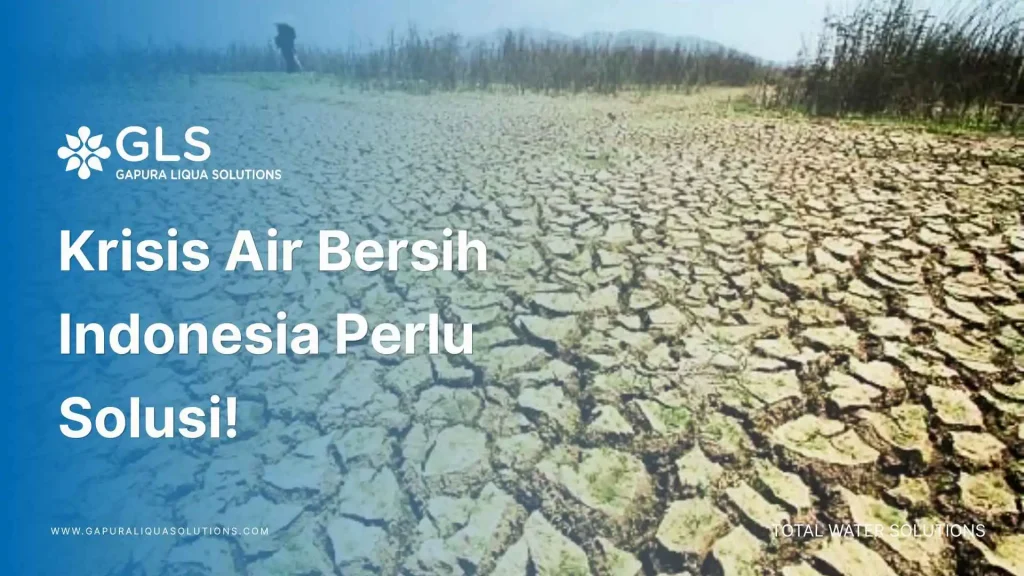 Hamparan tanah yang sangat kering dan retak-retak akibat kekeringan ekstrem, melambangkan krisis air bersih di Indonesia. Di kejauhan, seorang warga berjalan melintasi lahan tandus sambil membawa payung.