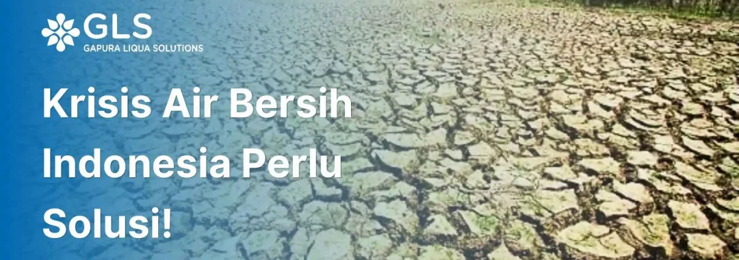 Hamparan tanah yang sangat kering dan retak-retak akibat kekeringan ekstrem, melambangkan krisis air bersih di Indonesia. Di kejauhan, seorang warga berjalan melintasi lahan tandus sambil membawa payung.