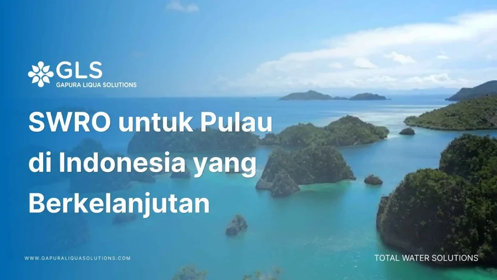 Pemandangan udara pulau-pulau kecil di Indonesia dengan air laut jernih dan teks 'SWRO untuk Pulau di Indonesia yang Berkelanjutan' dari Gapura Liqua Solutions.