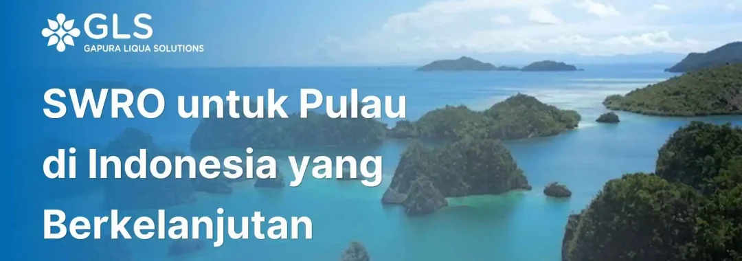 Pemandangan udara pulau-pulau kecil di Indonesia dengan air laut jernih dan teks 'SWRO untuk Pulau di Indonesia yang Berkelanjutan' dari Gapura Liqua Solutions.