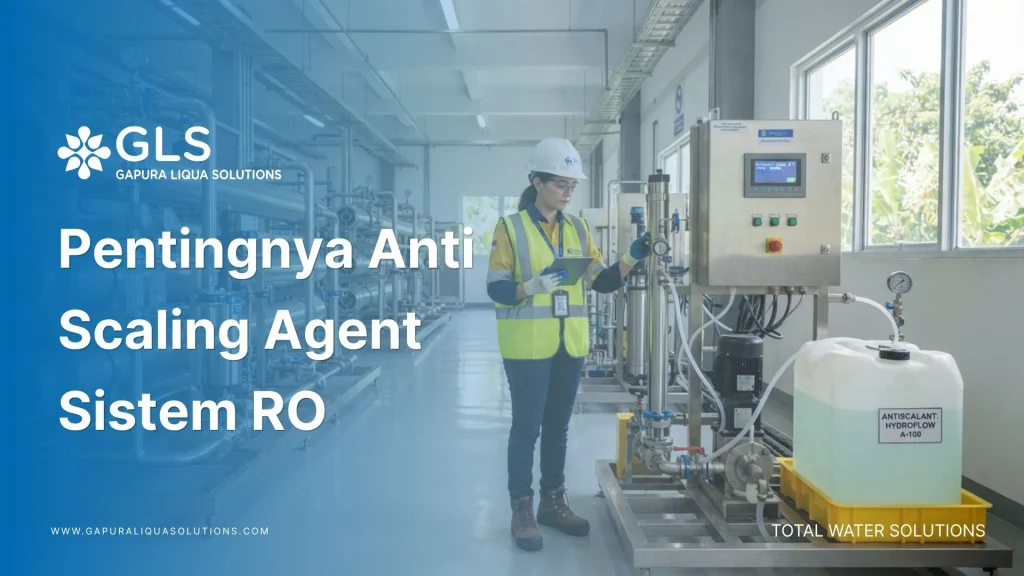 Teknisi kimia memeriksa sistem injeksi anti scaling agent pada plant RO industri