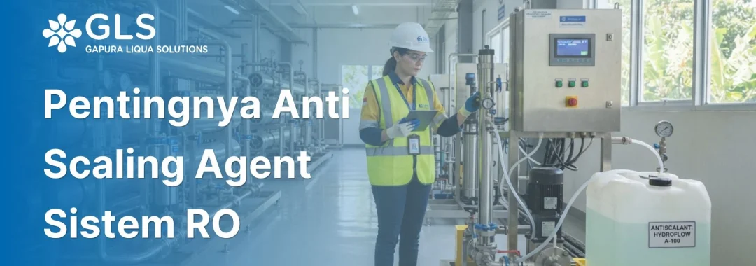 Teknisi kimia memeriksa sistem injeksi anti scaling agent pada plant RO industri